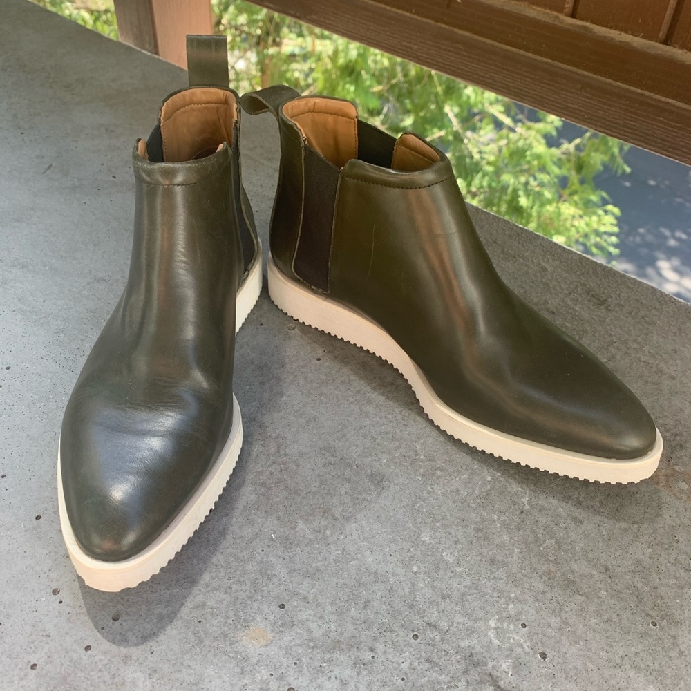 Pointed ankle boots